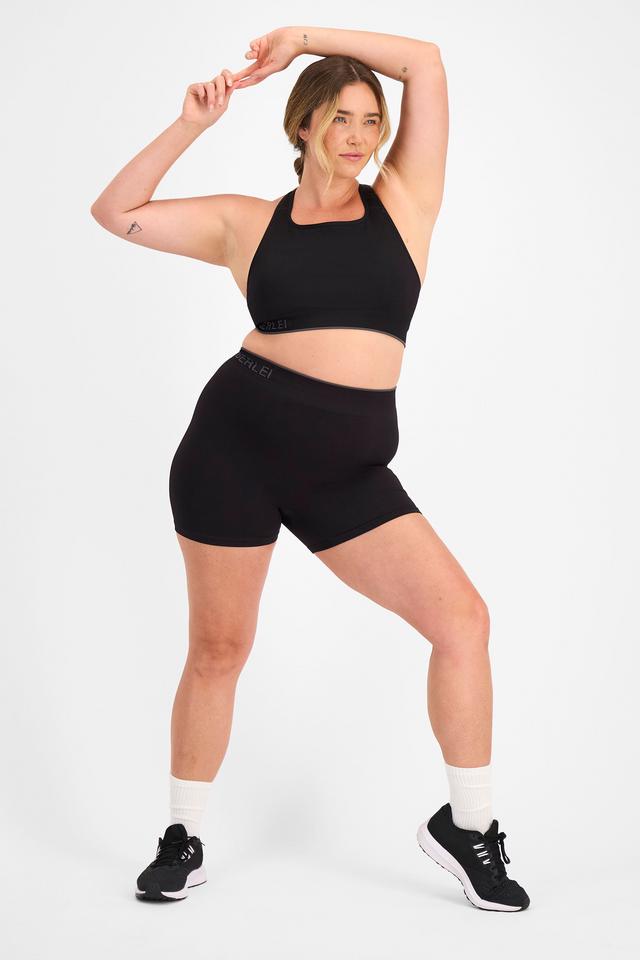 Chanel (She/Her) wears size 14D and is 176cm tall with 104cm chest and 89cm waist