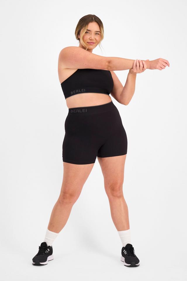 Chanel (She/Her) wears size 14D and is 176cm tall with 104cm chest and 89cm waist