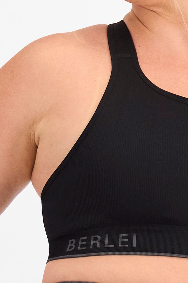 Chanel (She/Her) wears size 14D and is 176cm tall with 104cm chest and 89cm waist