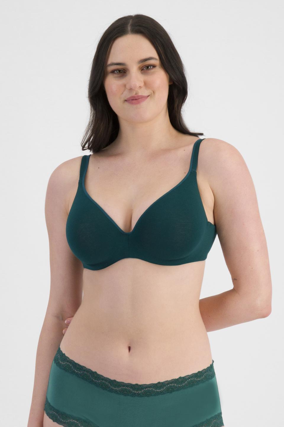 Jacqleen (She/Her) wears size 14DD and is 183cm tall with 93cm chest and 73cm waist