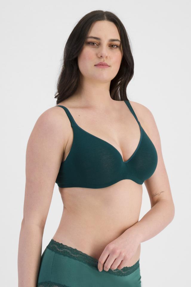 Jacqleen (She/Her) wears size 14DD and is 183cm tall with 93cm chest and 73cm waist