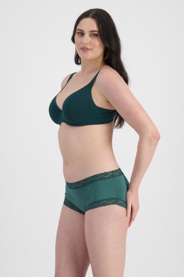 Jacqleen (She/Her) wears size 14DD and is 183cm tall with 93cm chest and 73cm waist