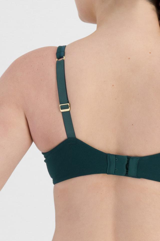 Jacqleen (She/Her) wears size 14DD and is 183cm tall with 93cm chest and 73cm waist