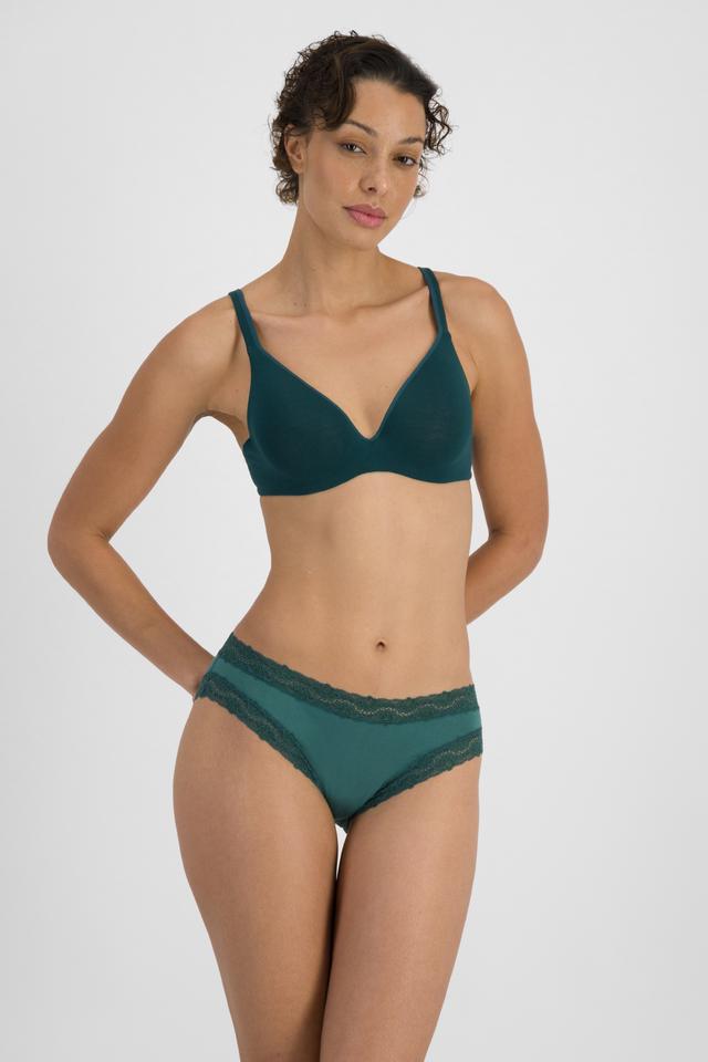MILA (She/Her) wears size 12B and is 176cm tall with 81cm chest and 62cm waist