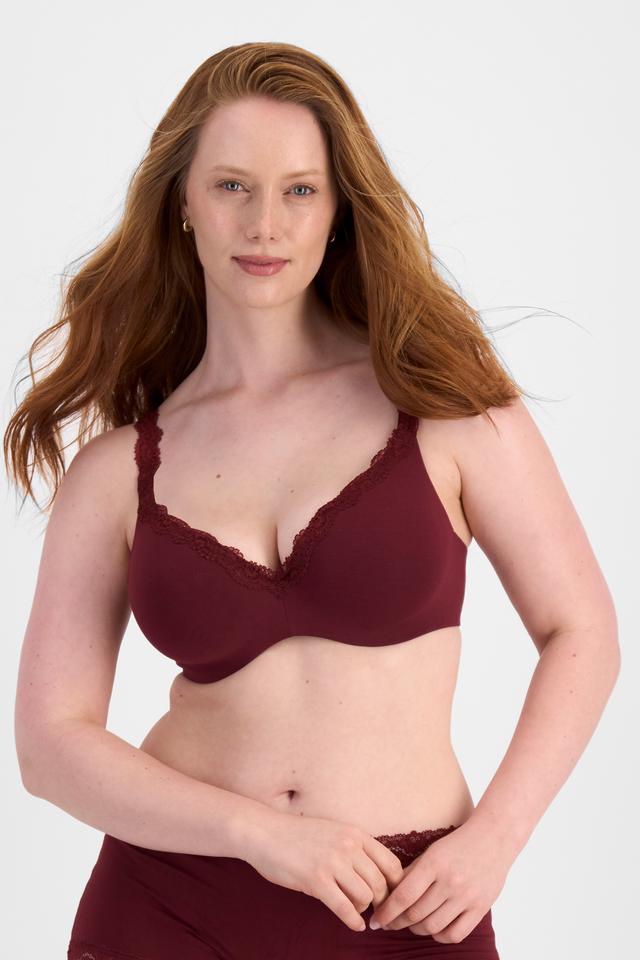 Martine (She/Her) wears size 14DD and is 175cm tall with 82cm chest and 76cm waist
