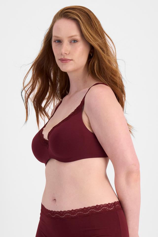 Martine (She/Her) wears size 14DD and is 175cm tall with 82cm chest and 76cm waist