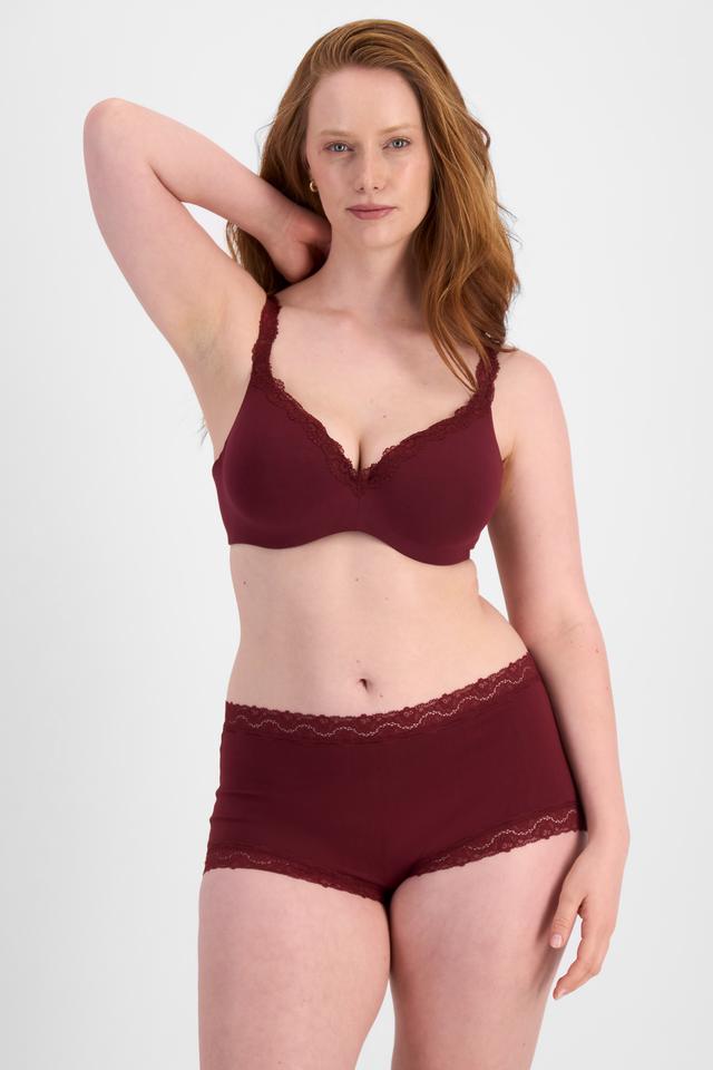 Martine (She/Her) wears size 14DD and is 175cm tall with 82cm chest and 76cm waist