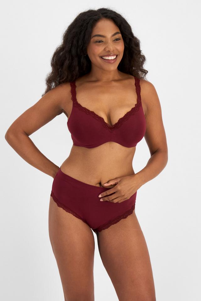 Caitlin (She/Her) wears size 16DD and is 176cm tall with 114cm chest and 95cm waist