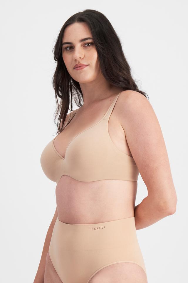 Jacqleen (She/Her) wears size 14DD and is 183cm tall with 93cm chest and 73cm waist