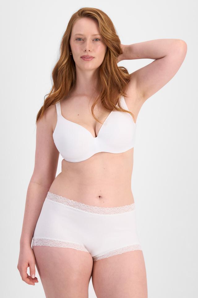 Martine (She/Her) wears size 14DD and is 175cm tall with 82cm chest and 76cm waist