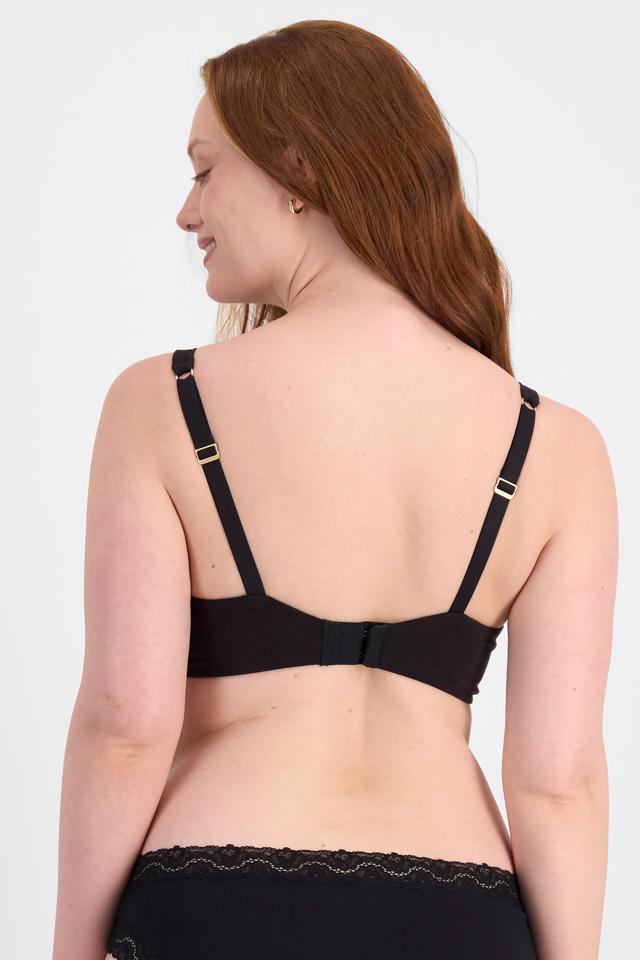 Martine (She/Her) wears size 14DD and is 175cm tall with 82cm chest and 76cm waist