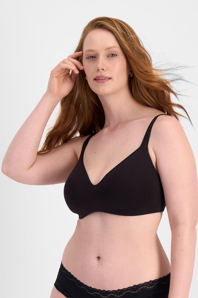 Martine (She/Her) wears size 14DD and is 175cm tall with 82cm chest and 76cm waist