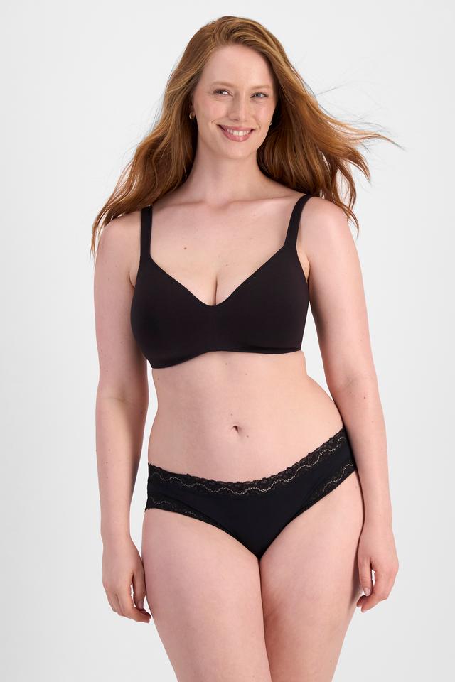 Martine (She/Her) wears size 14DD and is 175cm tall with 82cm chest and 76cm waist