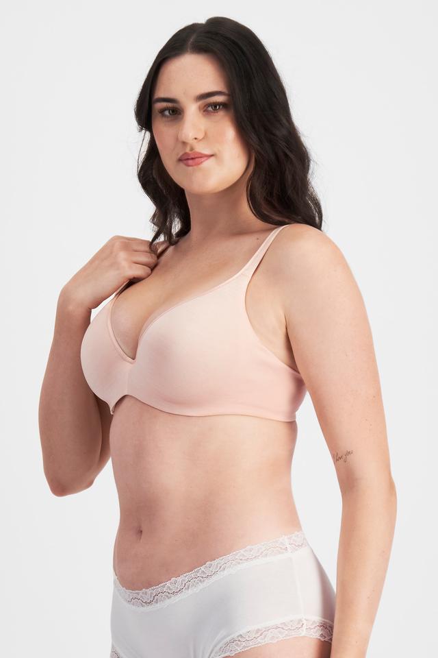 Jacqleen (She/Her) wears size 14DD and is 183cm tall with 93cm chest and 73cm waist
