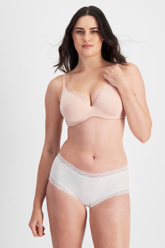 Jacqleen (She/Her) wears size 14DD and is 183cm tall with 93cm chest and 73cm waist