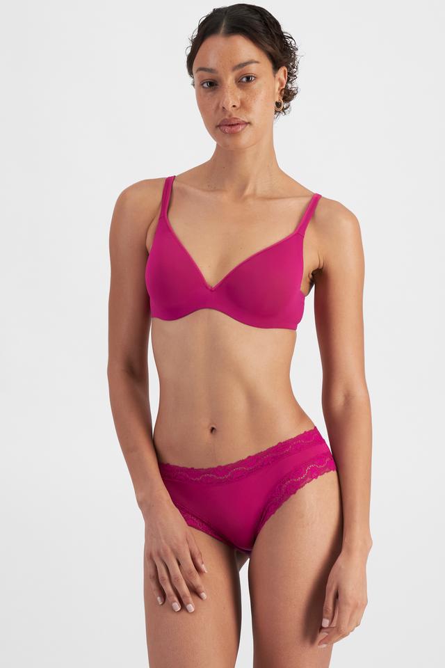 MILA (She/Her) wears size 12B and is 176cm tall with 81cm chest and 62cm waist