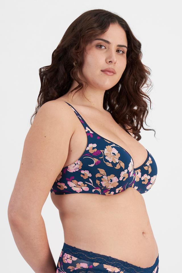 Bella (She/Her) wears size 14D and is 173cm tall with 95cm chest and 77cm waist