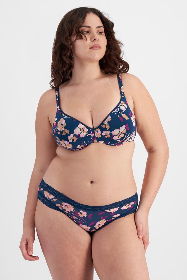 Bella (She/Her) wears size 14D and is 173cm tall with 95cm chest and 77cm waist