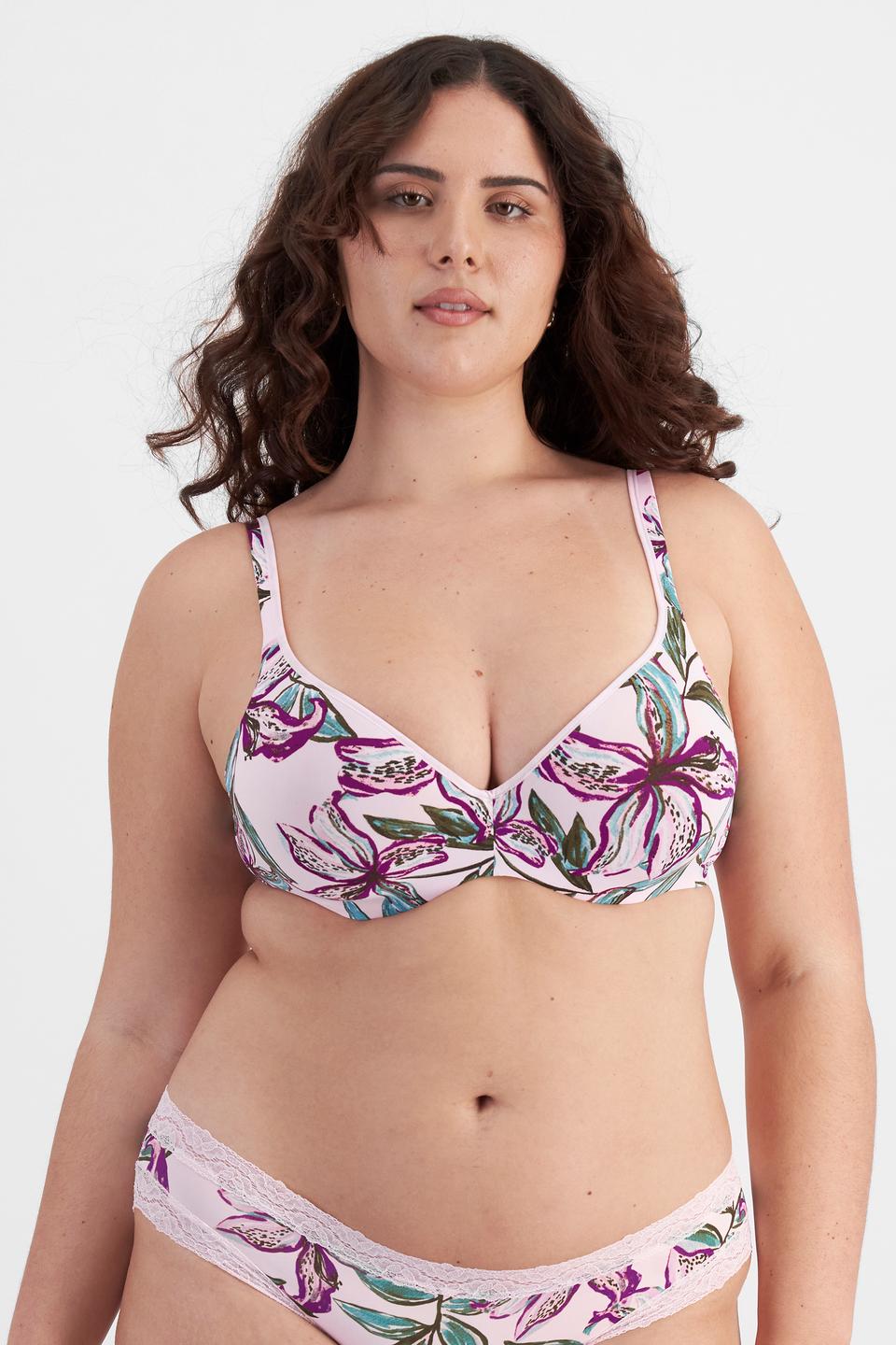 Bella (She/Her) wears size 14D and is 173cm tall with 95cm chest and 77cm waist