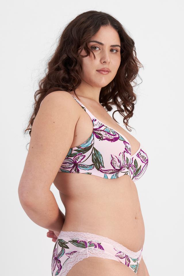 Bella (She/Her) wears size 14D and is 173cm tall with 95cm chest and 77cm waist