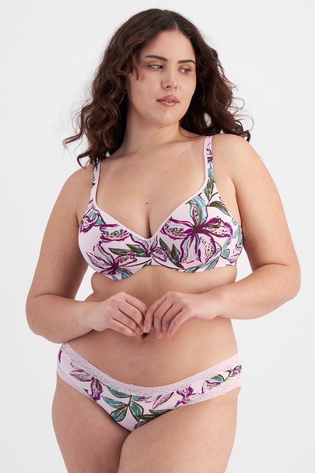Bella (She/Her) wears size 14D and is 173cm tall with 95cm chest and 77cm waist
