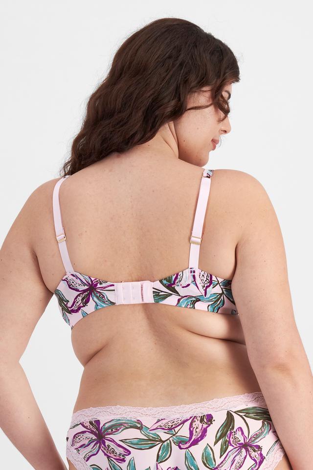 Bella (She/Her) wears size 14D and is 173cm tall with 95cm chest and 77cm waist
