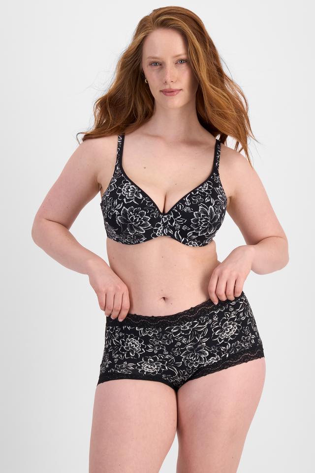 Martine (She/Her) wears size 14DD and is 175cm tall with 82cm chest and 76cm waist