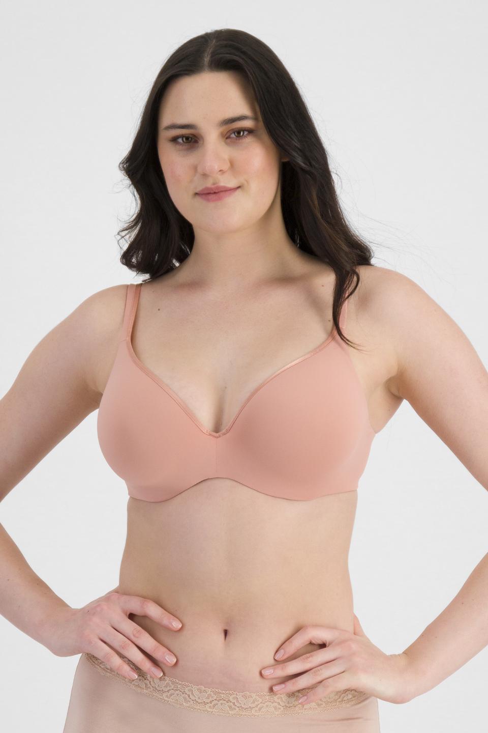 Jacqleen (She/Her) wears size 14DD and is 183cm tall with 93cm chest and 73cm waist