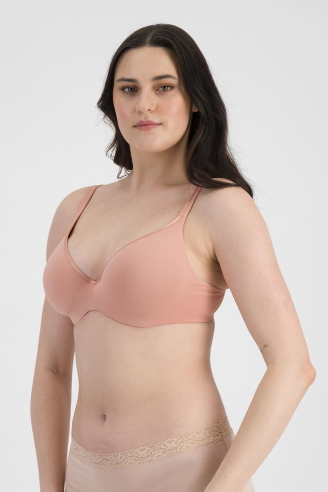 Jacqleen (She/Her) wears size 14DD and is 183cm tall with 93cm chest and 73cm waist