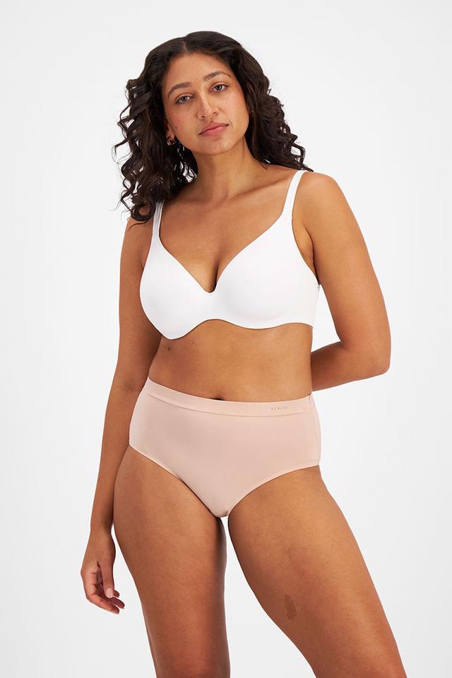 Terri-Leigh (She/Her) wears size 14DD and is 177cm tall with 93cm chest and 78cm waist