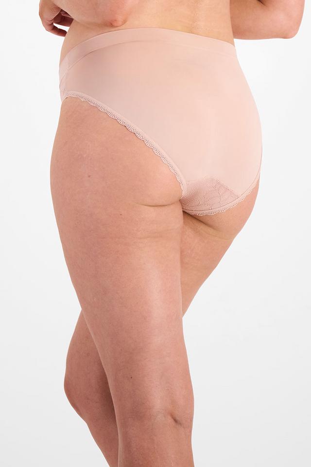 CLARYSSA (She/Her) wears size 14 and is 181cm tall with 94cm chest and 79cm waist