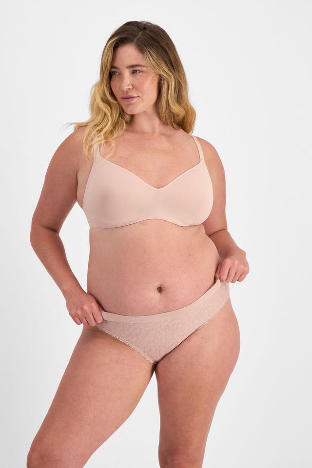 Chanel (She/Her) wears size 14 and is 176cm tall with 104cm chest and 89cm waist