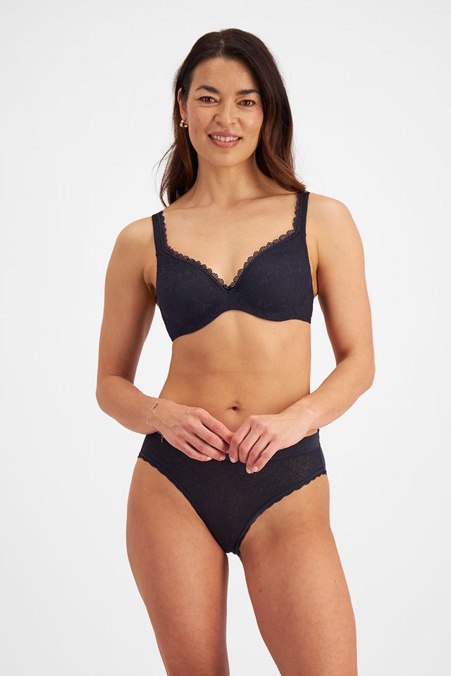 Cecily (She/Her) wears size 12B and is 176cm tall with cm chest and cm waist