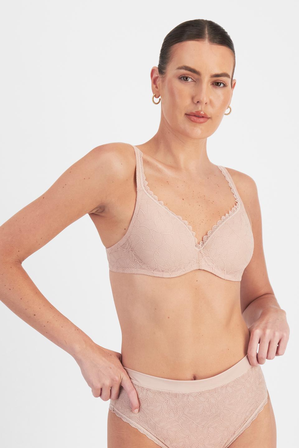 Pearl (She/Her) wears size 12B and is 181cm tall with 92cm chest and 63cm waist