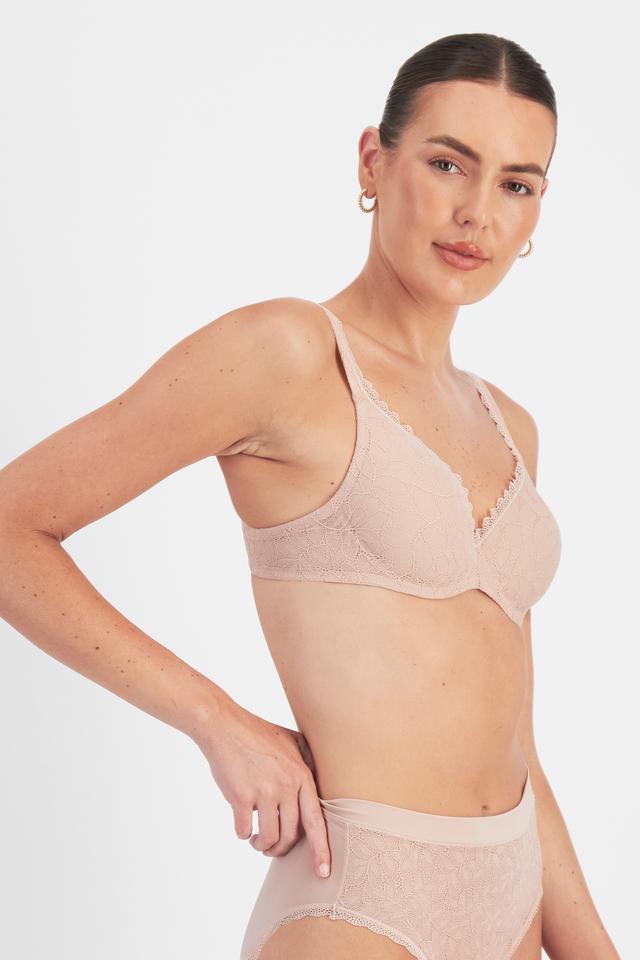 Pearl (She/Her) wears size 12B and is 181cm tall with 92cm chest and 63cm waist