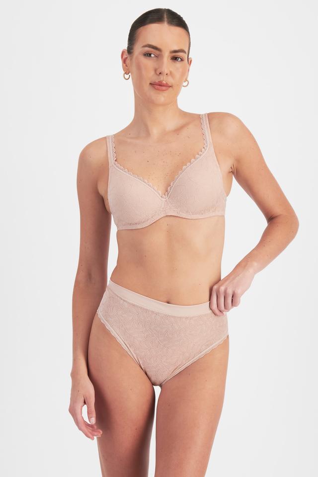 Pearl (She/Her) wears size 12B and is 181cm tall with 92cm chest and 63cm waist