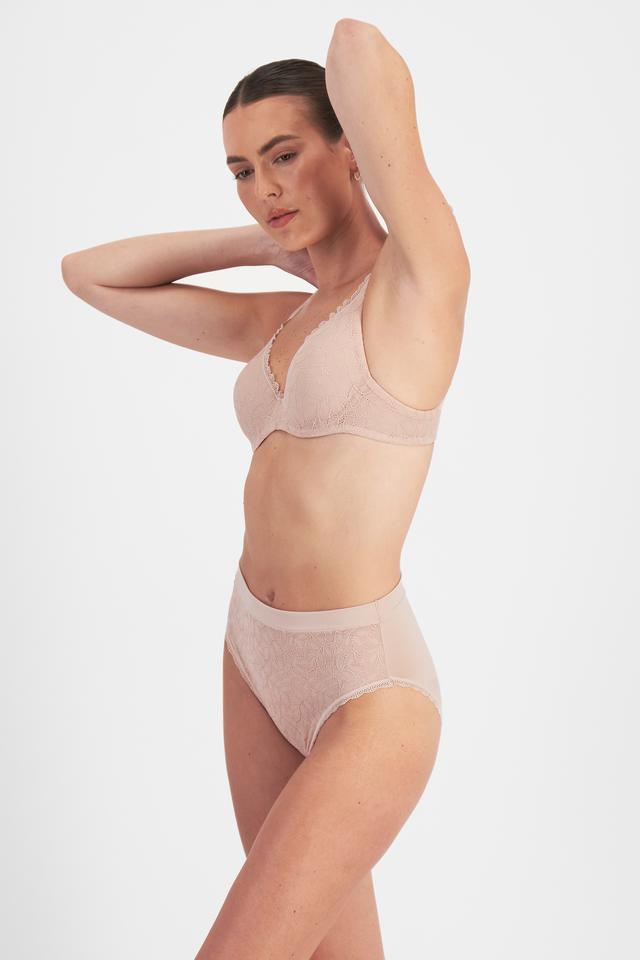 Pearl (She/Her) wears size 10 and is 181cm tall with 92cm chest and 63cm waist