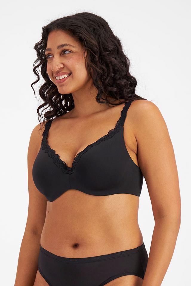 Terri-Leigh (She/Her) wears size 14DD and is 177cm tall with 93cm chest and 78cm waist