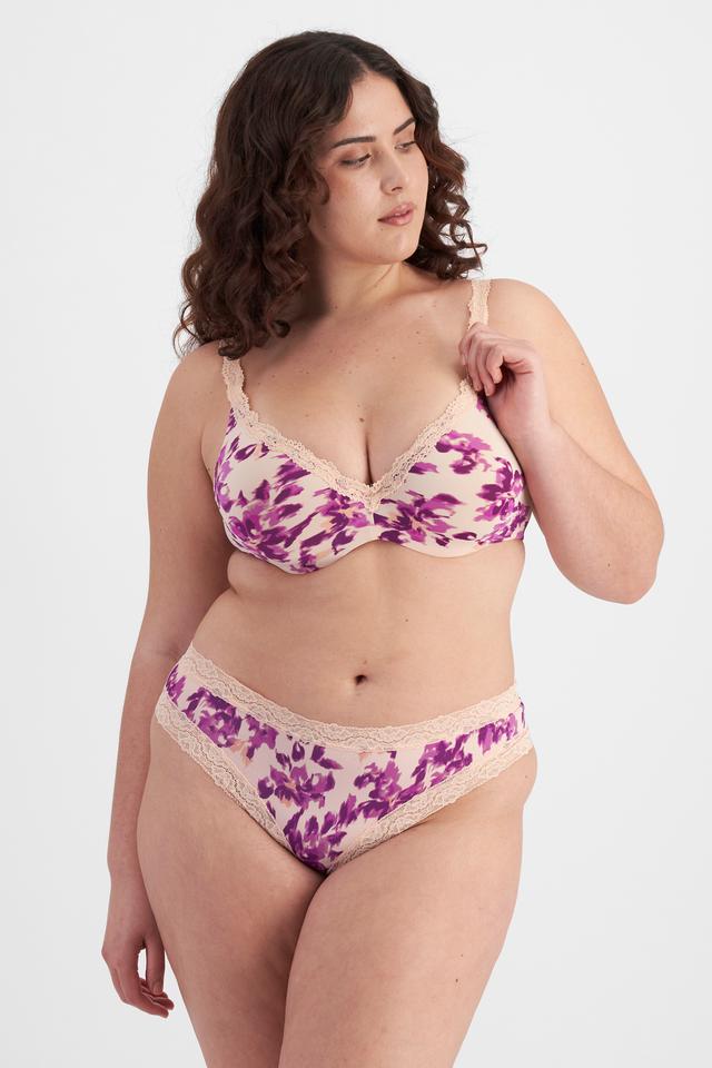 Bella (She/Her) wears size 14D and is 173cm tall with 95cm chest and 77cm waist