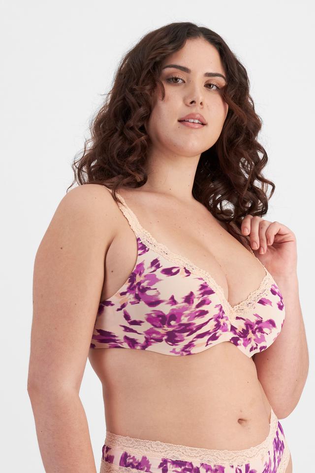 Bella (She/Her) wears size 14D and is 173cm tall with 95cm chest and 77cm waist