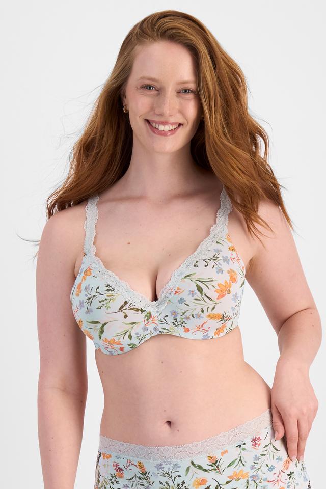 Martine (She/Her) wears size 14DD and is 175cm tall with 82cm chest and 76cm waist