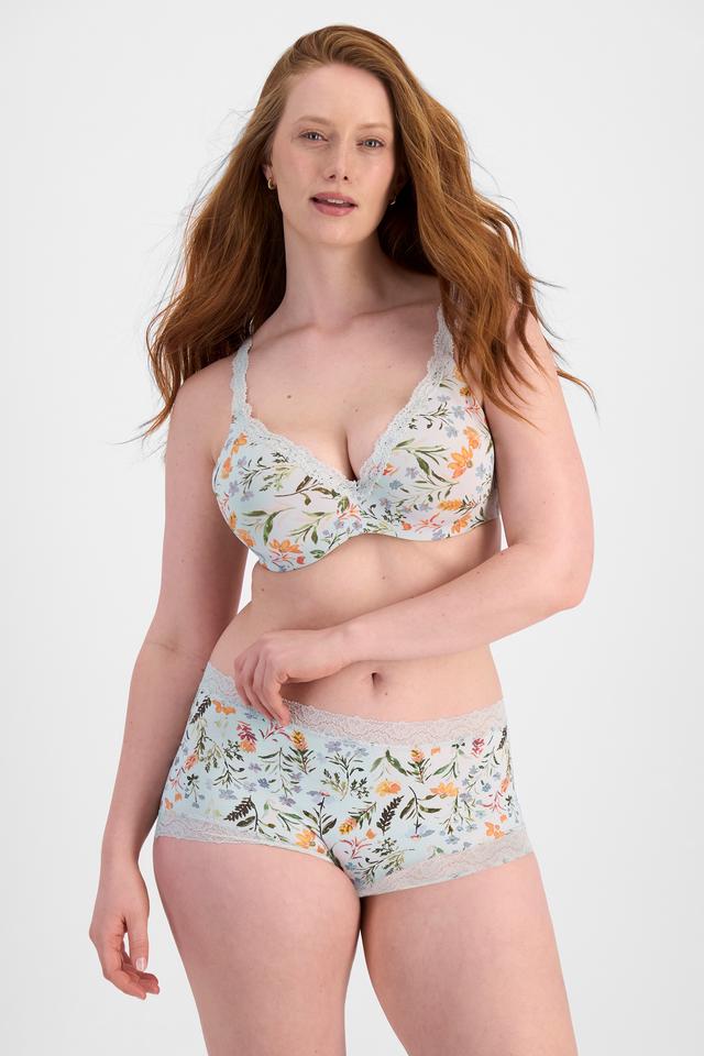 Martine (She/Her) wears size 14DD and is 175cm tall with 82cm chest and 76cm waist