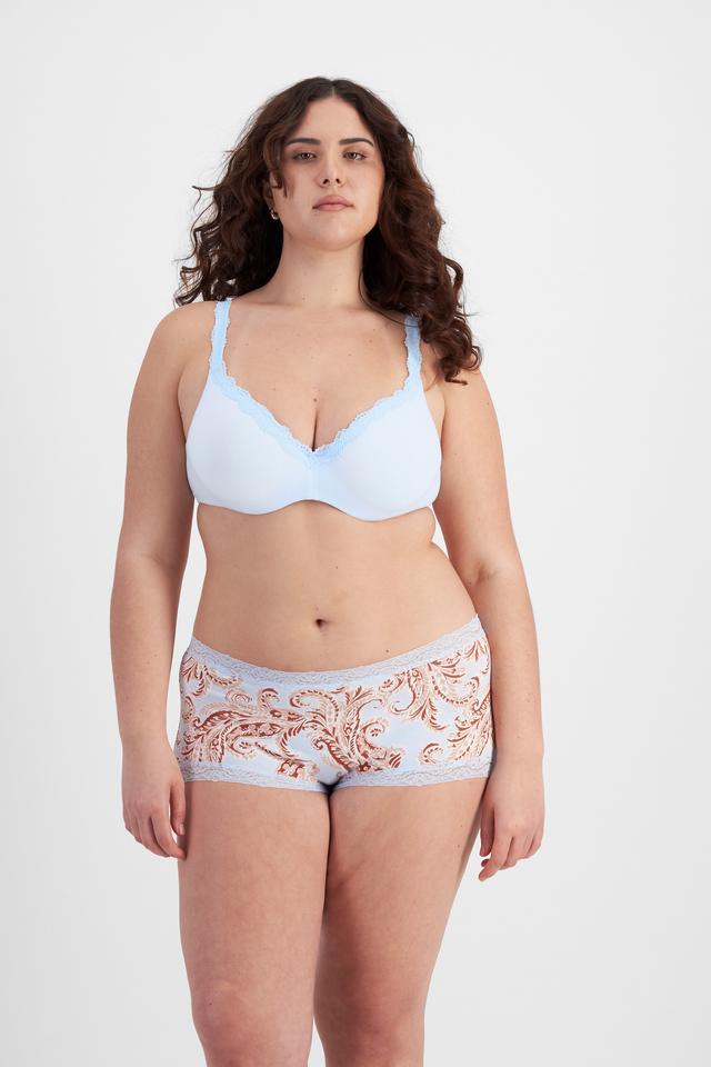 Bella (She/Her) wears size 14D and is 173cm tall with 95cm chest and 77cm waist