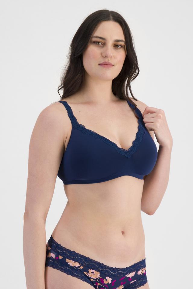 Jacqleen (She/Her) wears size 14 and is 183cm tall with 93cm chest and 73cm waist