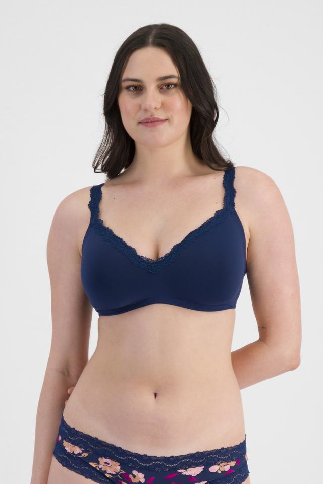Jacqleen (She/Her) wears size 14 and is 183cm tall with 93cm chest and 73cm waist
