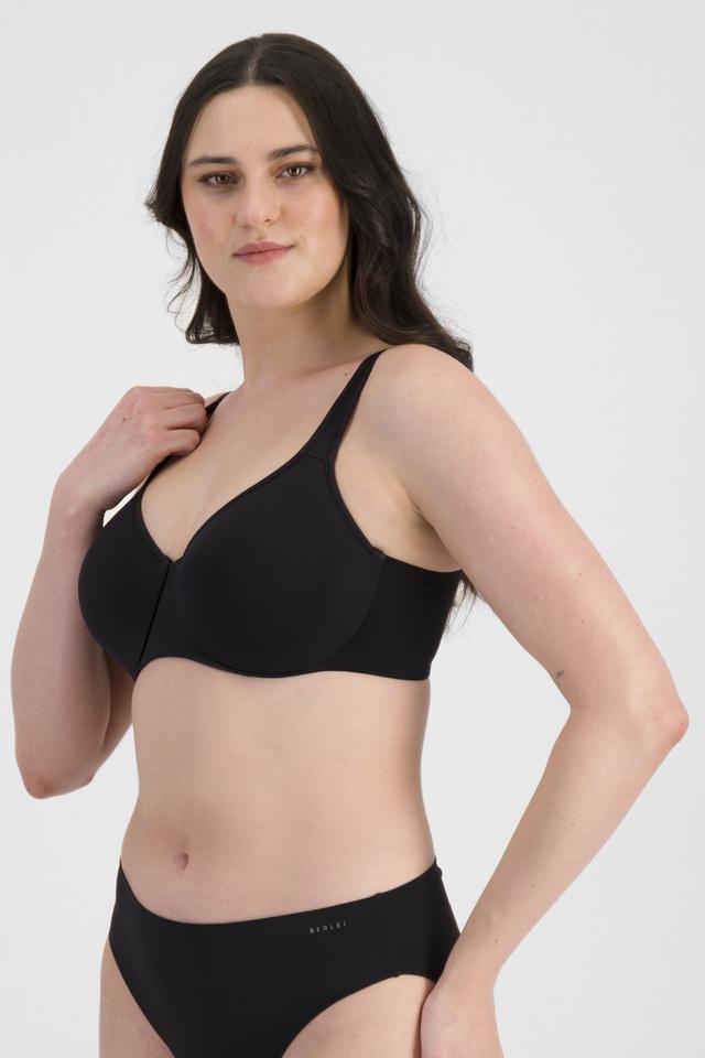 Jacqleen (She/Her) wears size 14DD and is 183cm tall with 93cm chest and 73cm waist