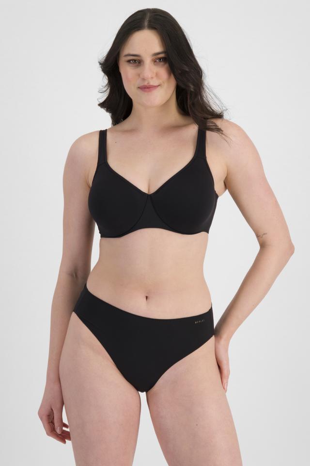Jacqleen (She/Her) wears size 14DD and is 183cm tall with 93cm chest and 73cm waist