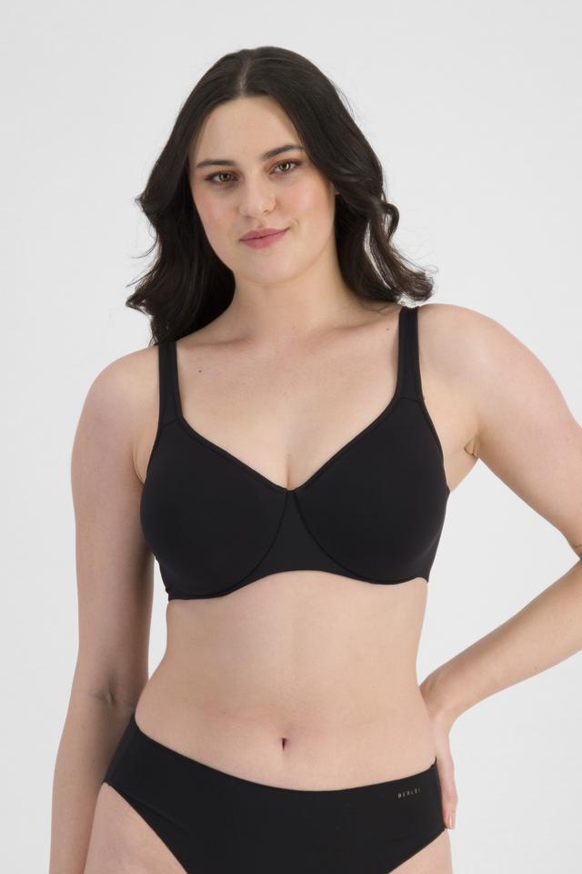Jacqleen (She/Her) wears size 14DD and is 183cm tall with 93cm chest and 73cm waist