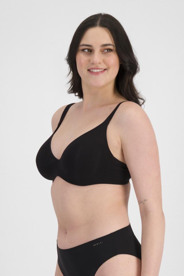 Jacqleen (She/Her) wears size 14DD and is 183cm tall with 93cm chest and 73cm waist