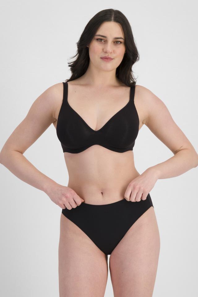 Jacqleen (She/Her) wears size 14DD and is 183cm tall with 93cm chest and 73cm waist